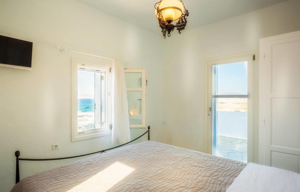 Traditional Waterfront House Mandrakia Rom bilde