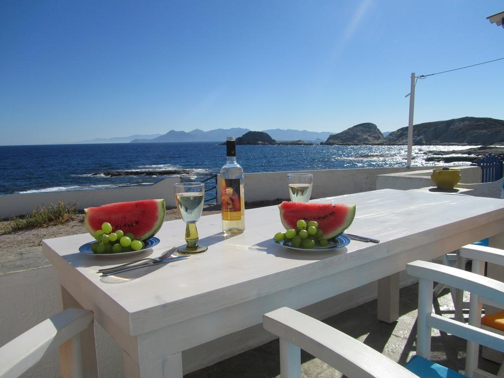 Traditional Waterfront House Mandrakia Rom bilde